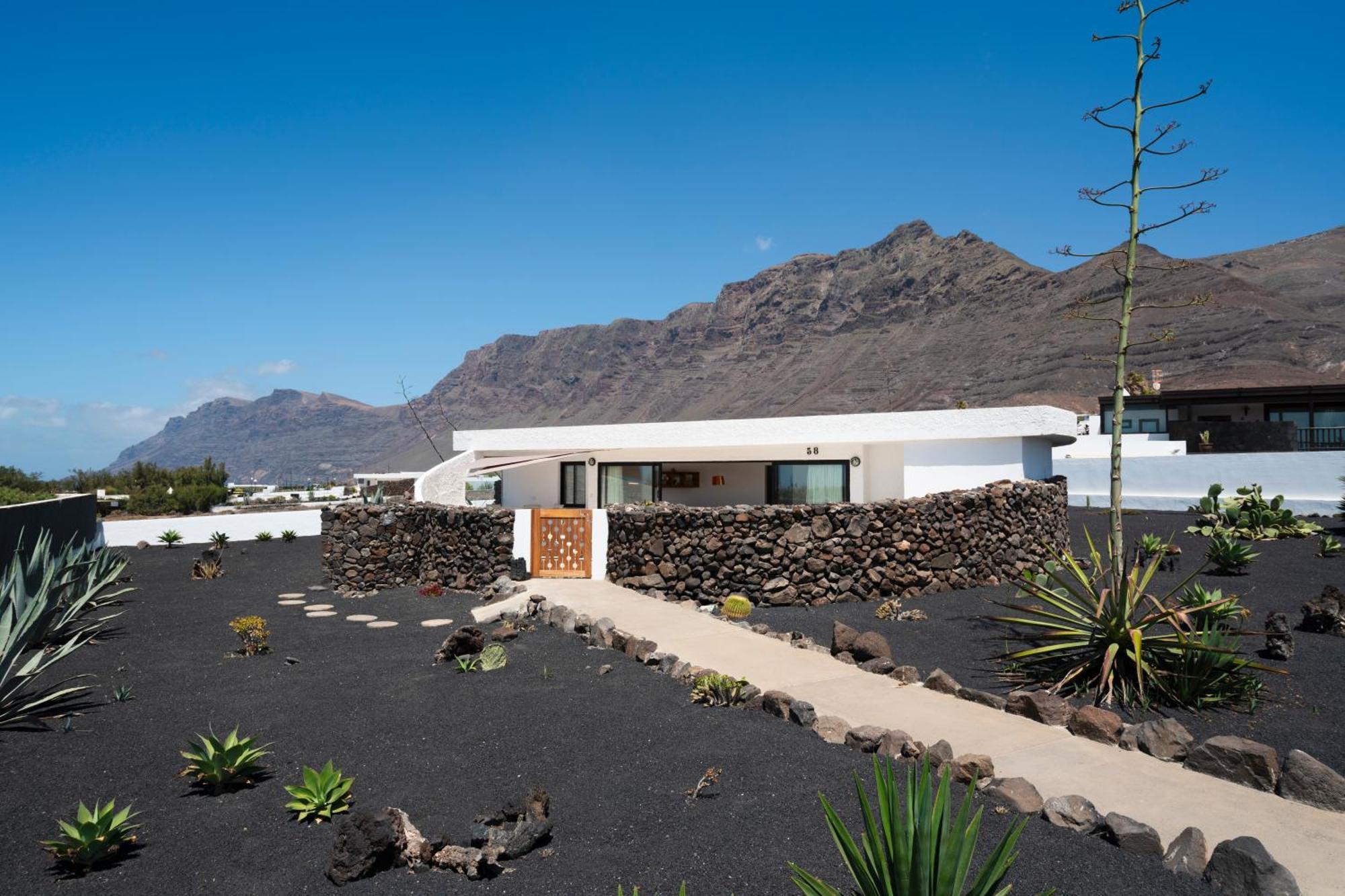 Lanzarote Famara Beach Bungalow Exterior photo