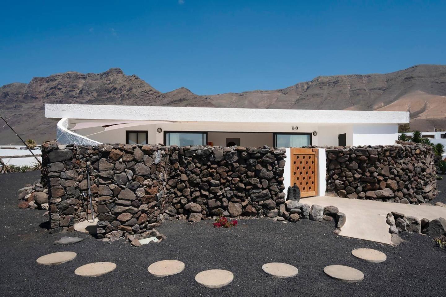 Lanzarote Famara Beach Bungalow Exterior photo