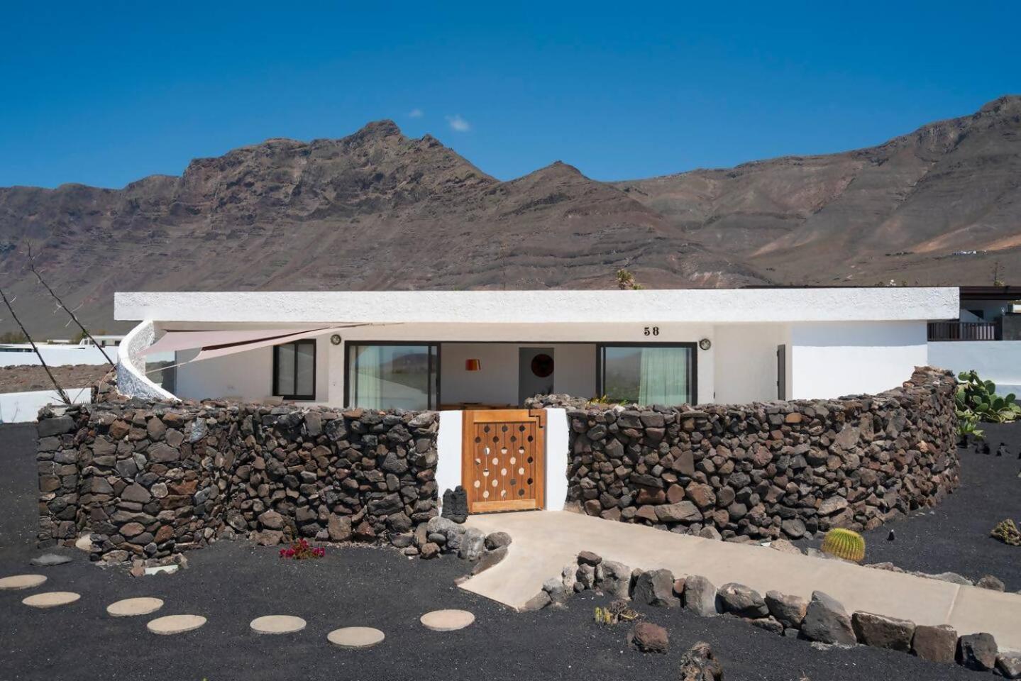 Lanzarote Famara Beach Bungalow Exterior photo